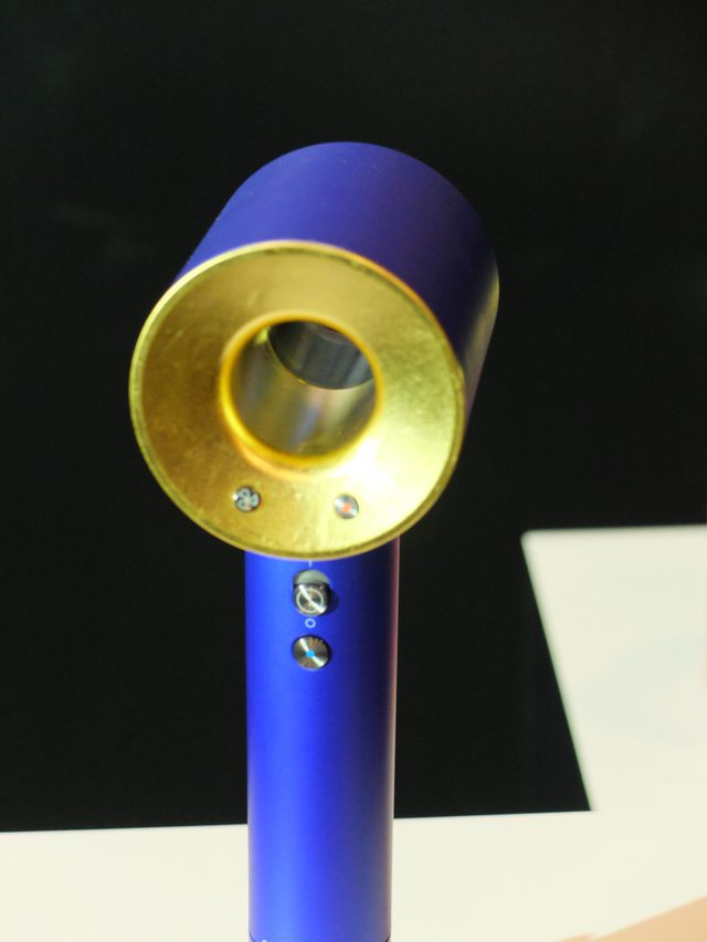 Dyson Supersonic ヘアドライヤー ブルー / ゴールドのブルーは江戸紫 